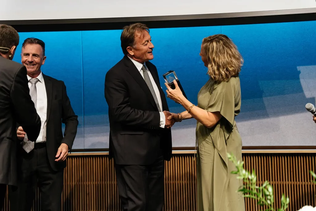 François Billig d'Acrotec recevant le prix Switzerland's Best Managed Company 2022