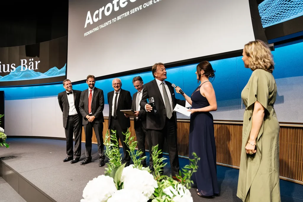 La direction d'Acrotec recevant le prix Switzerland's Best Managed Company 2022